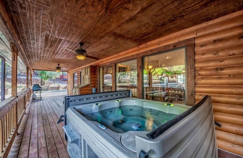 Alto Cabin | Wild Mustang's open-concept great space w/Hot Tub & Ping Pong