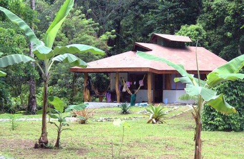 Cahuita House | Wild nature - 300 m from the beach 5 person house.