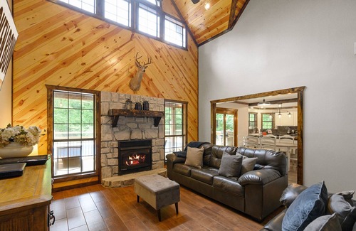Broken Bow Cabin | Wild Oasis Lodge: 4BR,4.5BA, Sleeps 12 + Game Room and Theatre Room