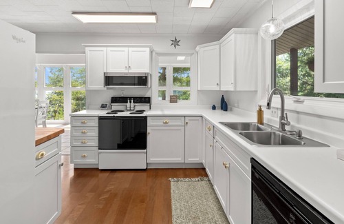 Marion House | Wild Sun Retreat- Waterfront, firepit, Kayak, lily pad, pet friendly with fee