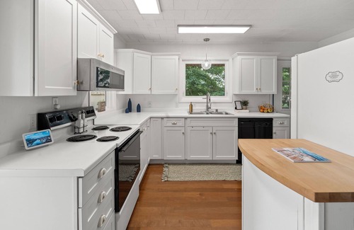 Marion House | Wild Sun Retreat- Waterfront, firepit, Kayak, lily pad, pet friendly with fee