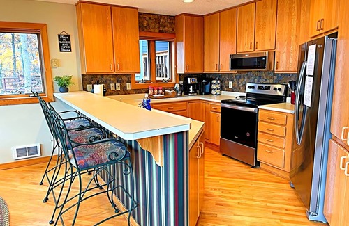 Lyndhurst House | WILDBRIAR LODGE 6BR/6BA MASTER SUITES HOT TUB GAME ROOM MOUNTAIN VIEWS