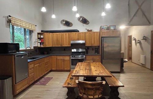Ronald Cabin | Wilderness&Wanderlust. WiFi, pool access, trails,lake,town.Cabin life elevated.