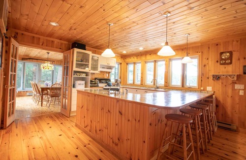 Muskoka Lakes House | Wildflower Cottage a Fantastic boat access family cottage with a spectacular 500