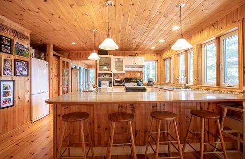 Muskoka Lakes House | Wildflower Cottage a Fantastic boat access family cottage with a spectacular 500