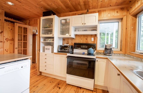 Muskoka Lakes House | Wildflower Cottage a Fantastic boat access family cottage with a spectacular 500
