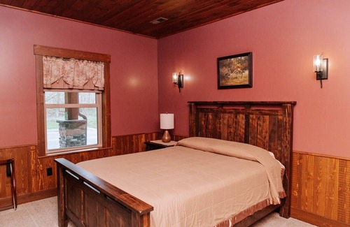 Dundee Cabin | Wildflower Paradise: Luxury Lodge Suite in Amish Country