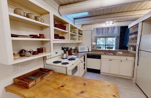 Sunriver Condo | Wildflower Retreat with A/C, BBQ Grill & Patio