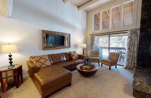 Sunriver Condo | Wildflower Retreat with A/C, BBQ Grill & Patio