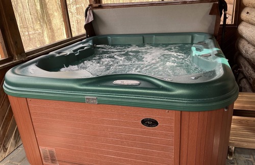 New Philadelphia Cabin | Wildwood Hill Cabin. Secluded in Woods. Hot Tub