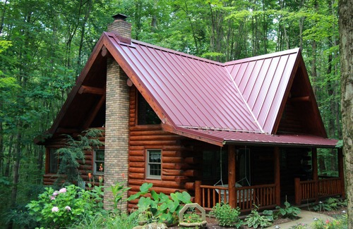 New Philadelphia Cabin | Wildwood Hill Cabin. Secluded in Woods. Hot Tub