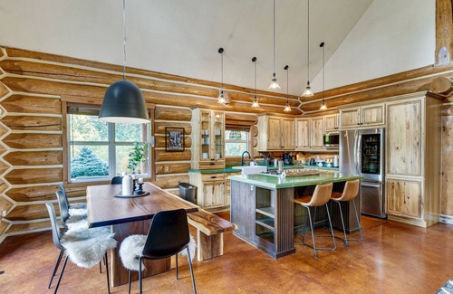 White Salmon House | Wildwood Mountain Modern Log Cabin- 3 Acres, Garage Game Room, Shuffleboard