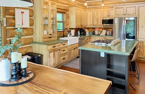 White Salmon House | Wildwood Mountain Modern Log Cabin- 3 Acres, Garage Game Room, Shuffleboard