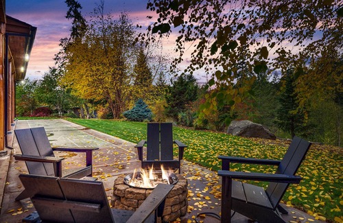 White Salmon House | Wildwood Mountain Modern Log Cabin- 3 Acres, Garage Game Room, Shuffleboard