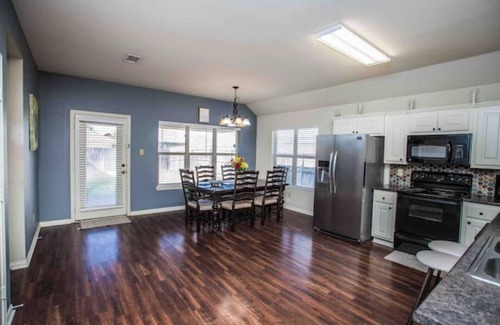 Lubbock House | Will-JR Castle, Tempurpedic King, 3BR 2BA, extra mattress.
