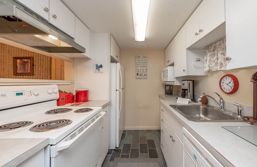 Thayerville Condo | Will O' The Wisp 106A: Recently Renovated Lakefront Efficiency Condo with Firepl