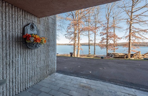 Thayerville Condo | Will O' The Wisp 106A: Recently Renovated Lakefront Efficiency Condo with Firepl