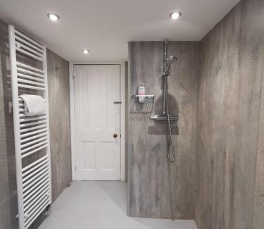 Bexhill-on-Sea House | William Morris, Spacious ground floor lux double bedroom