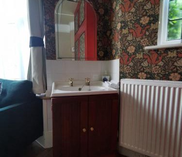 Bexhill-on-Sea House | William Morris, Spacious ground floor lux double bedroom