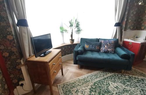 Bexhill-on-Sea House | William Morris, Spacious ground floor lux double bedroom