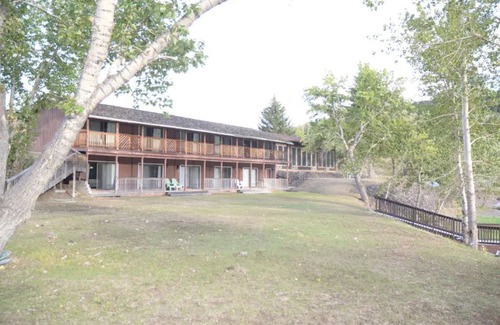 Salmon House | Williams Lake Resort