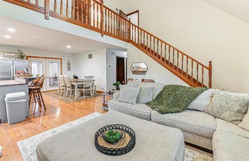 Williamstown House | Williamstown Gem with Private Pool and Hot Tub!