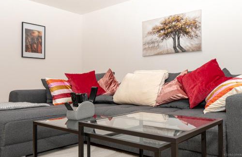Herrenberg Apartment | Willkommen im Taros Home - Deluxe Apartment, der Wohlfühl Oase mit Balkon, HiFi Music, Coffee, 3 Betten und Homeoffice Platz
