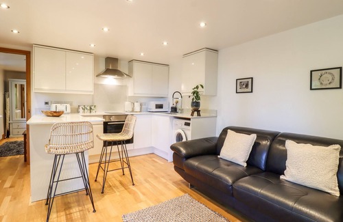 Dartford Cottage | WILLOW COTTAGE, romantic, with pool in Dartford