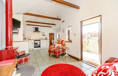 Ulrome Cottage | WILLOW COTTAGE, romantic, with hot tub in Skipsea