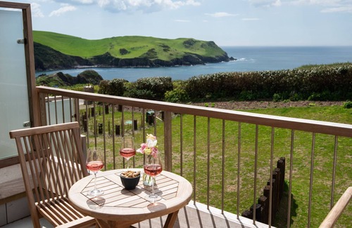 Hope-Cove Apartment | Willow Cove - a luxury self-catering apartment footsteps from the beach