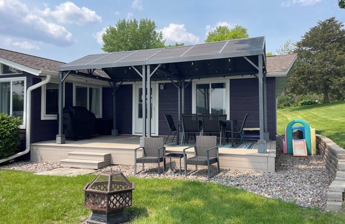 Annandale House | Willow Cove Cottage - A Serene 5-Bedroom House on Pleasant Lake in Annandale, MN