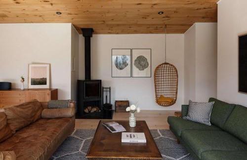 Hillier House | Willow Creek - Modern Sunlit Bungalow