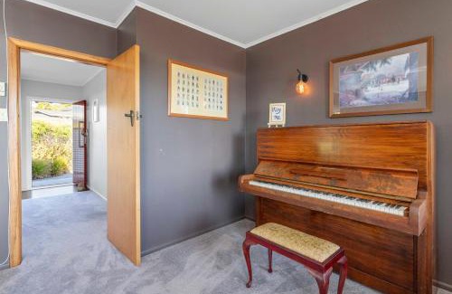 Rainbow Point House | Willow Lake House - Lake Taupo Holiday Home
