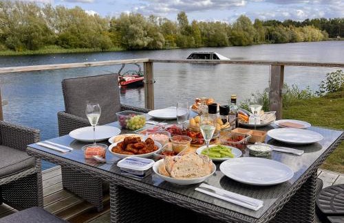 Greatford House | Willow's Lakeside Lodge With Hot Tub at Tallington Lakes