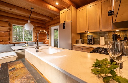 Ucluelet Cabin | Willowbrae Chalet-Sophisticated Forest-Hot Tub
