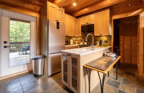 Ucluelet Cabin | Willowbrae Chalet-Sophisticated Forest-Hot Tub