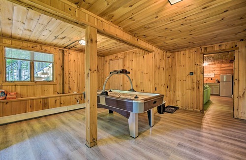 Wilmington Cabin | Wilmington Chalet w/Hot Tub < 8 Mi to Mount Snow!