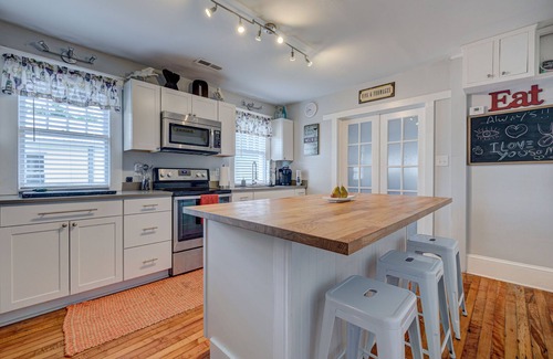 Wilmington House | Wilmington Getaway. 12 Miles from the beach & 4 miles from historic downtown.