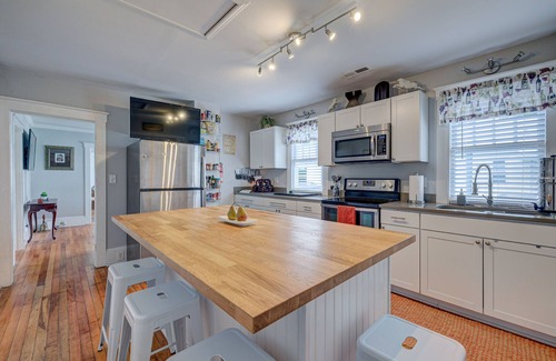 Wilmington House | Wilmington Getaway. 12 Miles from the beach & 4 miles from historic downtown.
