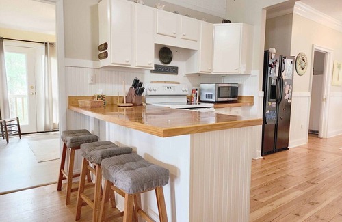 North Litchfield Beach House | Wilsons Roost- Pet friendly, near beach!
