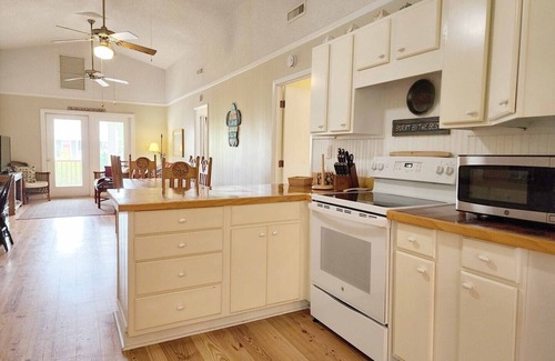 North Litchfield Beach House | Wilsons Roost- Pet friendly, near beach!