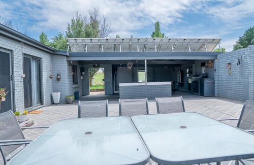 Orange House | "Wiltara" Estate Rural Escape for 2 to 14 Guests
