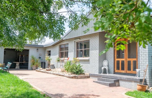 Orange House | "Wiltara" Estate Rural Escape for 2 to 14 Guests