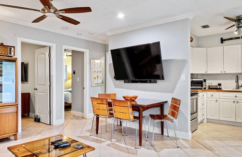 Wilton Manors Apartment | Wilton Manors 2BR Charm Walk to the Drive