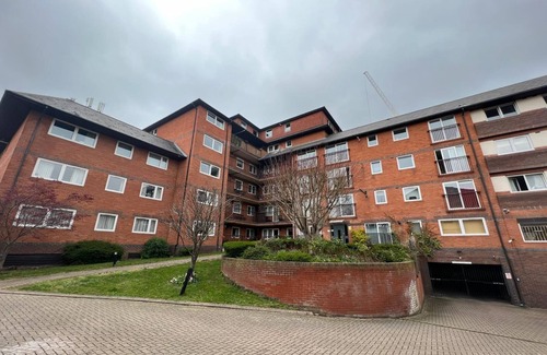 Abbey Apartment | Wimbledon 2Bed2bath Apartment with Free Parking