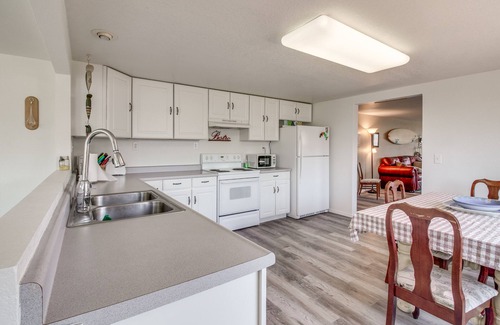 Winchester Bay House | Winchester Bay Vacation Rental Near Dunes & ATV!