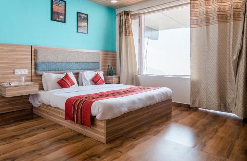 The Mall Road Apartment | Wind 2BHK By Wabi Sabi Stays Private Balcony