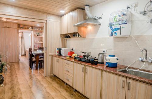 The Mall Road Apartment | Wind 2BHK By Wabi Sabi Stays Private Balcony