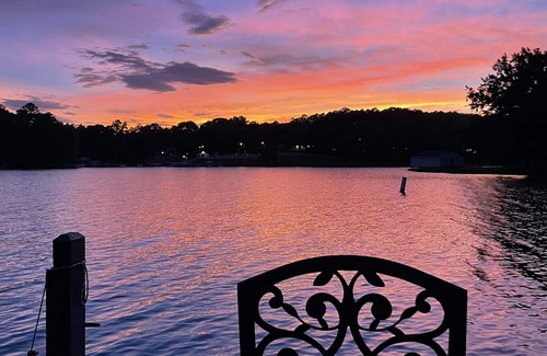 Bracey House | Wind down! Fun For 11, Pets, Pool table & air hockey,Foosball, WIFI, & Pboat!