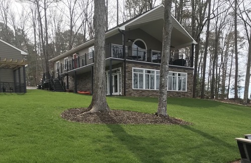 Bracey House | Wind down! Fun For 11, Pets, Pool table & air hockey,Foosball, WIFI, & Pboat!
